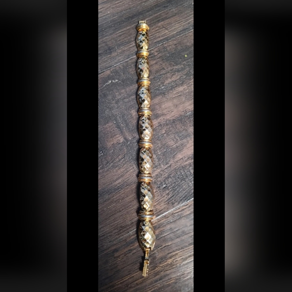 Beautiful Trifari Gold Tone Pineapple Design 8" Inches Long